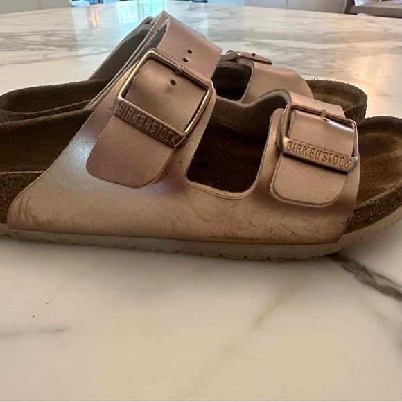 girls birkenstock arizona sandal in metallic rose gold size 32 - Picture 4 of 5